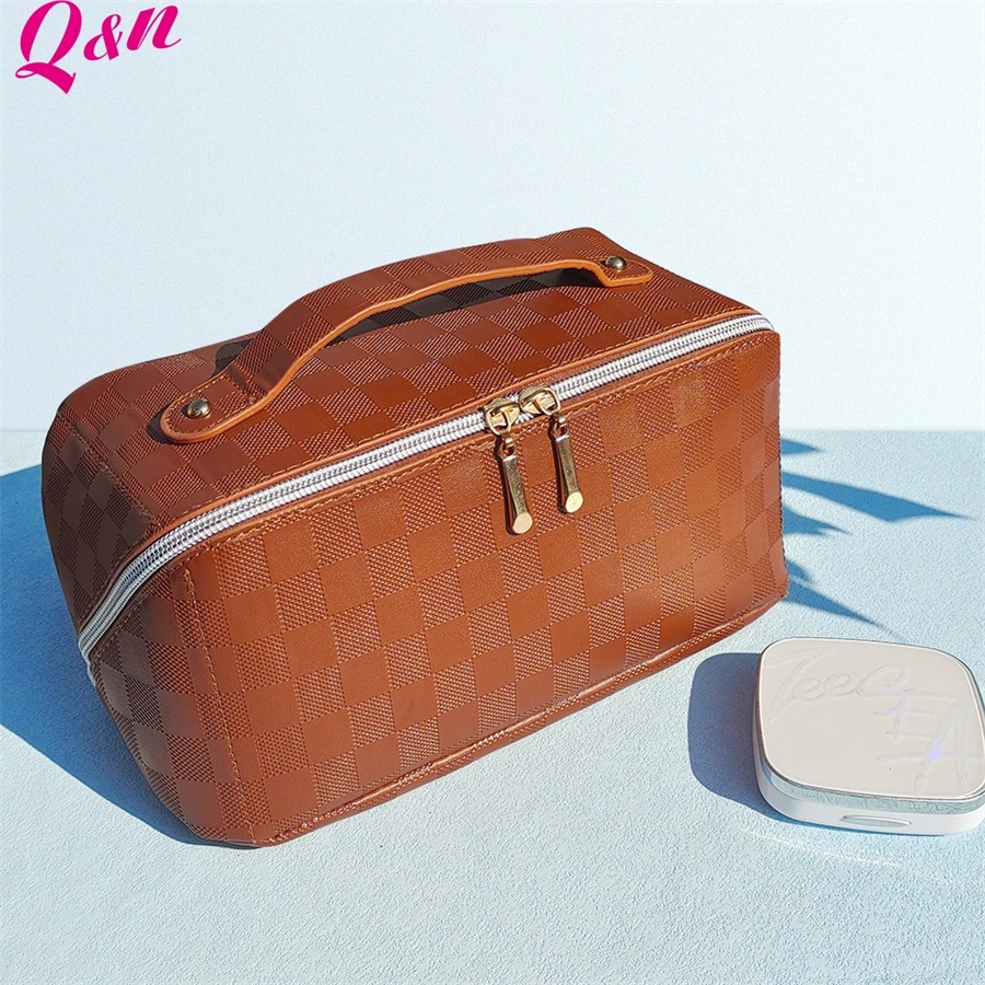Q&N 3D checkerboard delicate ins style super hot selling senior sense of makeup bag