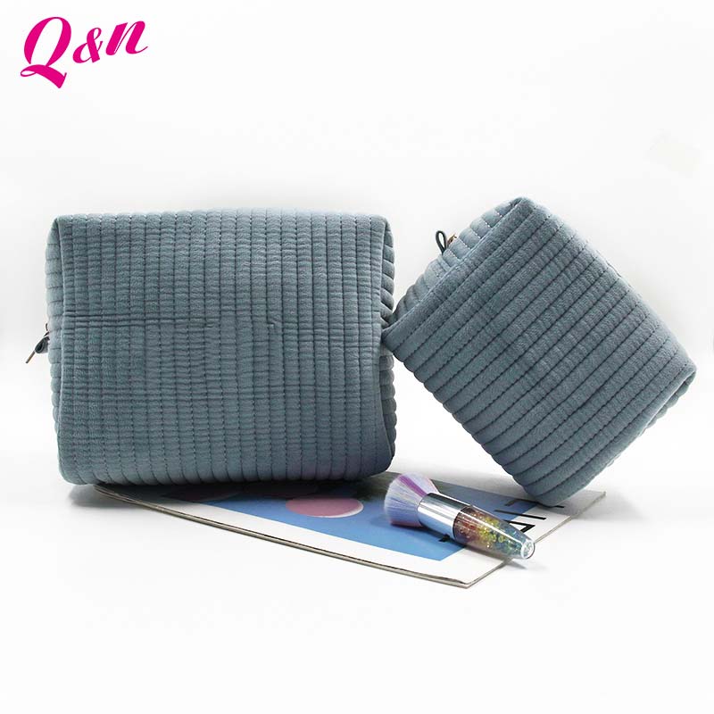 Are you in search of a makeup bag that's as cute as it is functional? Introducing the Adorable and Cozy Plush Makeup Bag: Ideal for Every Makeup Lover!